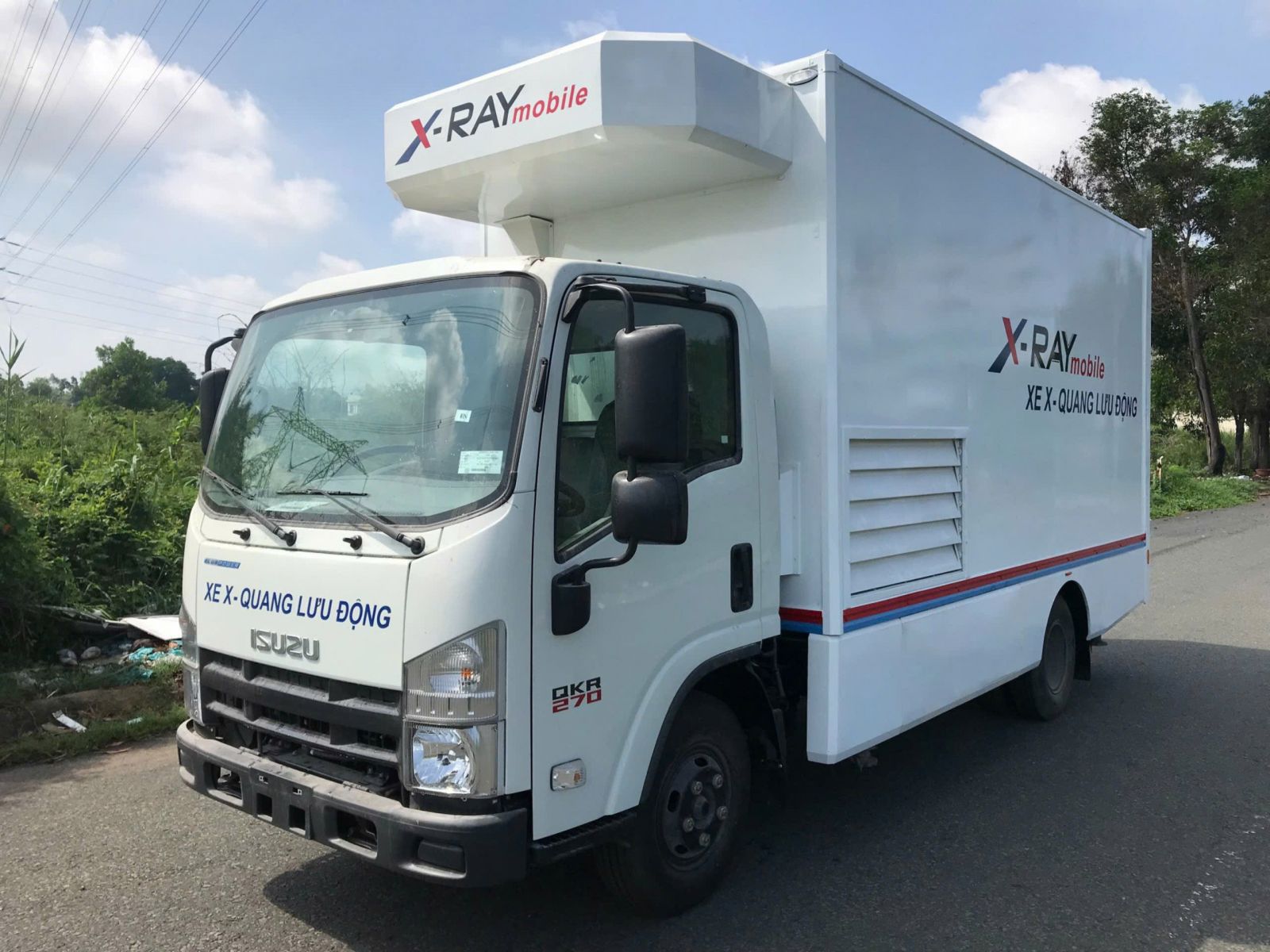 Xe X-quang lưu động phục vụ công tác khám bệnh lưu động tại Tân Phú.